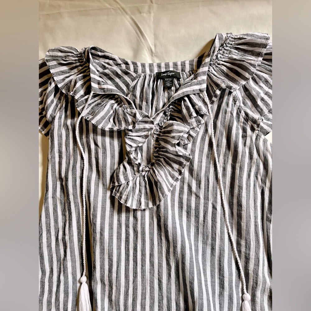LORD & TAYLOR 💯 Cotton Cap Sleeve Gray and White Striped Ruffle Blouse, Tie Neck - Picture 4 of 8